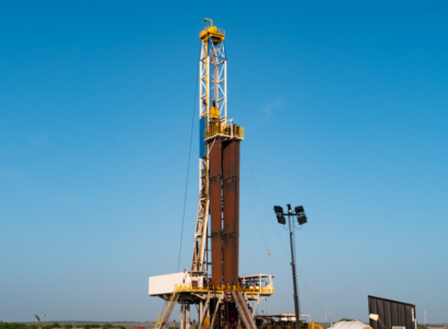 Fracking drilling rig during the day with clear skies